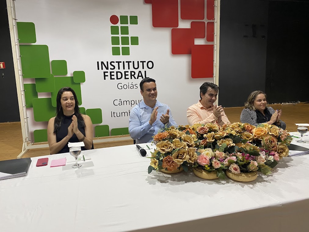 Mesa diretiva do evento. Da esquerda para a direita estão Roberta Ponciano, Willian Batista, Marcos Antônio e Reila Versiane